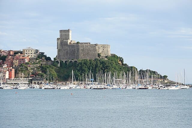 Castello di Lerici che svetta sul porto