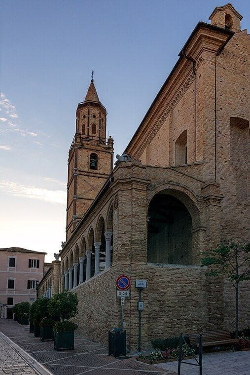 Una splendida veduta della Colleggiata di Città Sant'Angelo.