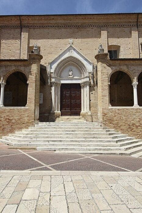 Facciata monumentale della Collegiata di San Michele Arcangelo a Città Sant'Angelo con porticato rinascimentale.