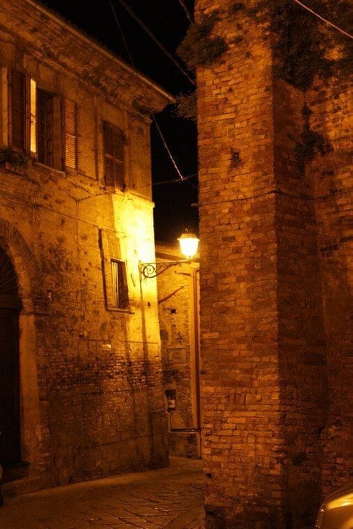 Veduta notturna del centro storico del borgo abruzzese.