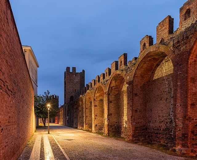 Mura medievali di Montagnana: la cinta fortificata meglio conservata del Veneto.