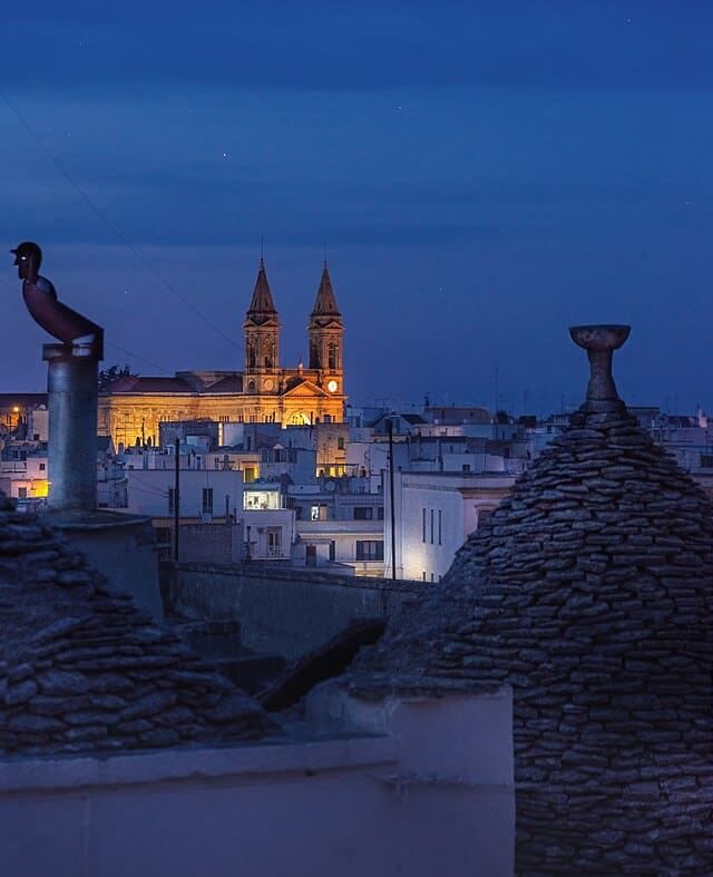 Alberobello vista notturna della Basilica Santi Cosma e Damiano.