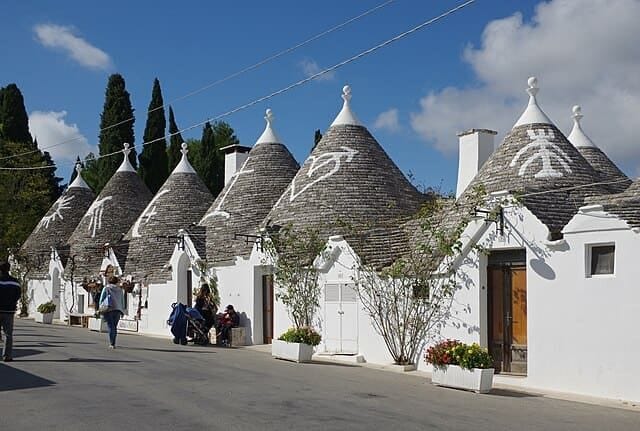 Una via di Trulli nel bellissimo borgo di Alberobello.