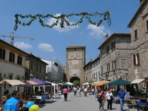 Rievocazione medievale a Bevagna: botteghe artigiane e tradizioni in piazza