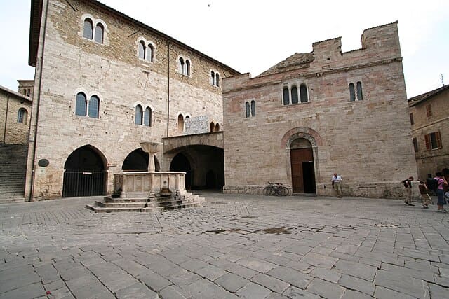 Piazza Silvestri per trascorrere una vacanza all'insegna del relax a Bevagna.
