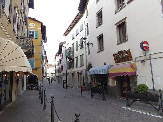 Case storiche e riflessi sul Brenta a Borgo Valsugana: un incanto tra legno e colori trentini.