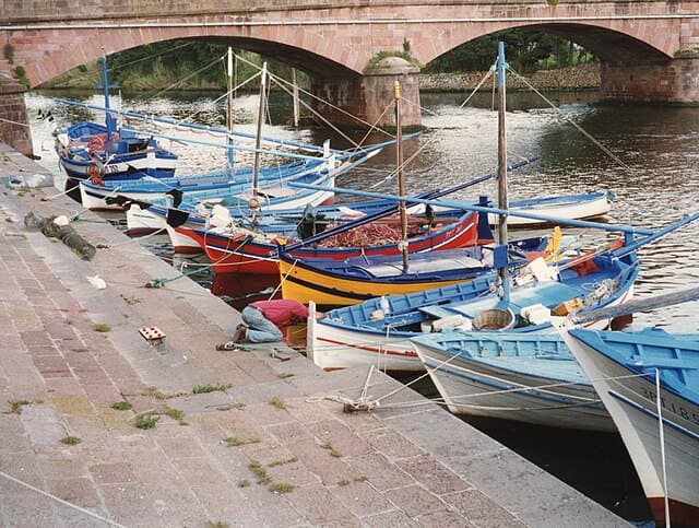 Veduta barche sul porticciolo di Bosa in Sardegna.