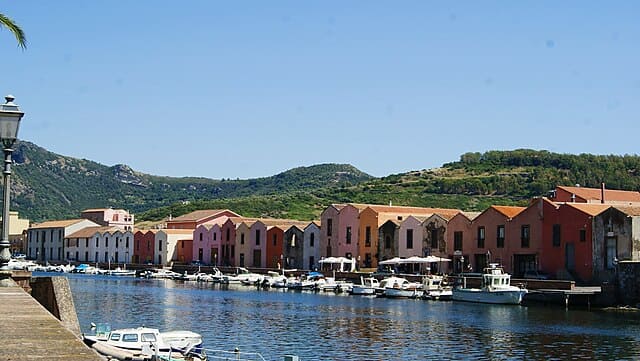 Bosa: case pastello sul fiume Temo e il castello Malaspina che domina il borgo sardo.