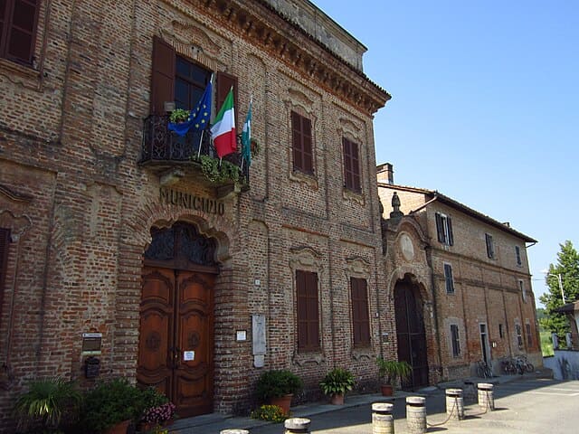 Il meraviglioso Municipio di Breme.