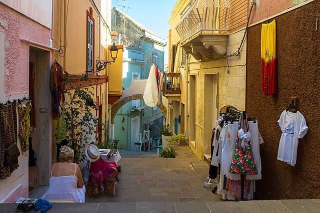 Una via colorata di Carloforte.