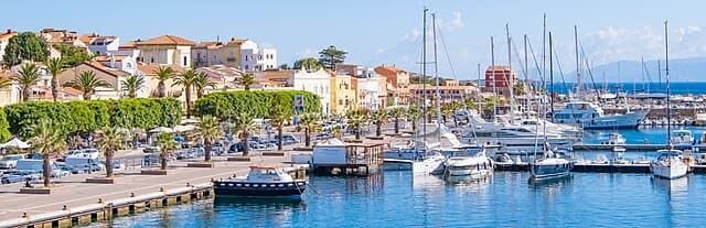 Porto di Carloforte: case colorate e barche dei pescatori sull'Isola di San Pietro