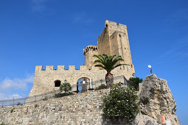 Il Castello sul mare di Roseto Capo Spulico.