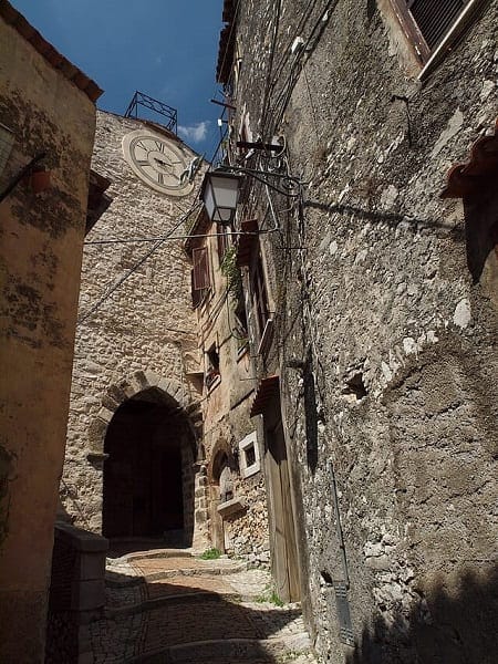 Scorcio medievale di Castro dei Volsci con vicoli stretti, case in pietra viva e archi antichi perfettamente conservati