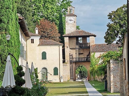 Antico borgo di Cordovado: vicoli storici e architetture immerse nel verde del Friuli.