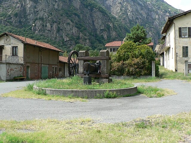 Donnas: borgo medievale valdostano con case in pietra e portali del centro storico.