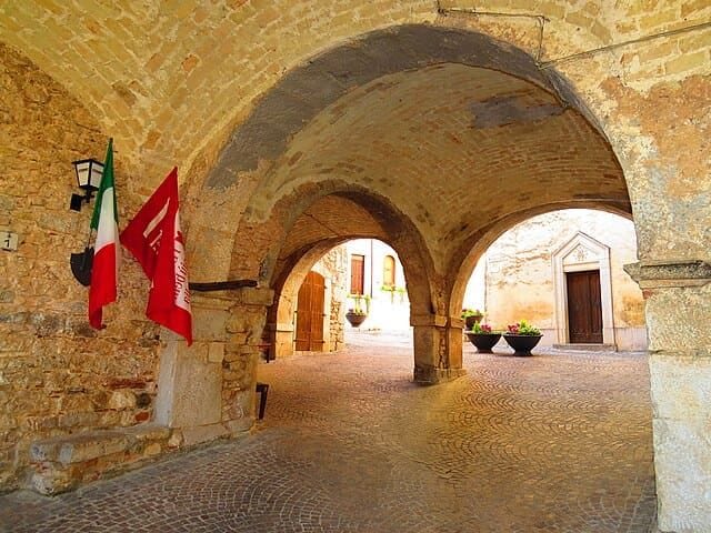 Fornelli: borgo medievale molisano con mura di cinta a pianta circolare intatte.