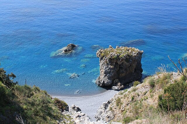 Cala Jannita a Maratea: la celebre spiaggia nera tra acque cristalline e macchia mediterranea lucana.