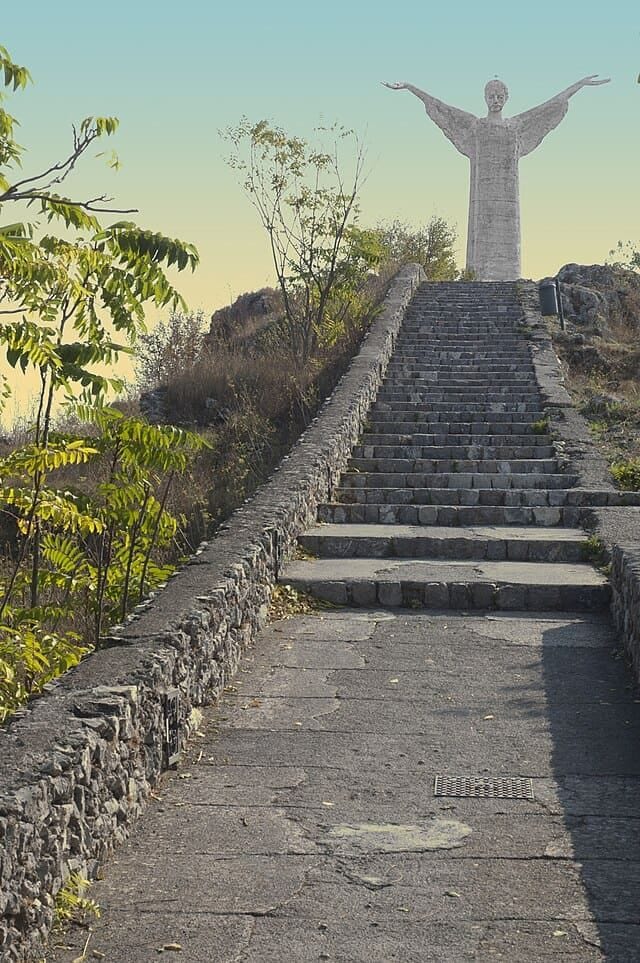 La spettacolare statua del Redentore che si staglia sopra Maratea.