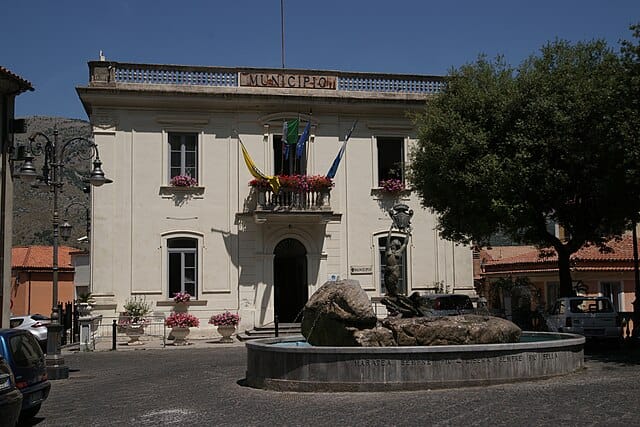 In foto il Municipio di Maratea.