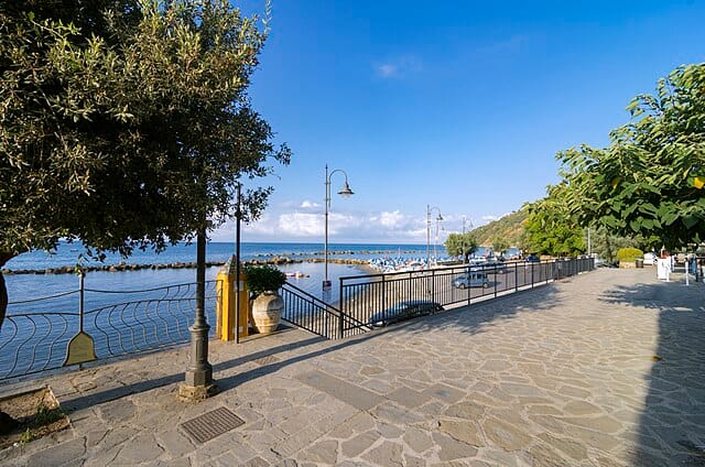Panorama del lungomare di Pioppi e del Palazzo Vinciprova nel Cilento.