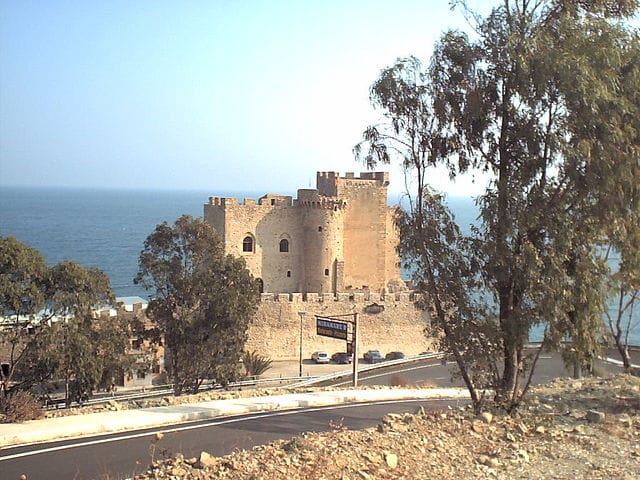 Roseto Capo Spulico: il maestoso Castello Federiciano a picco sulle acque cristalline dello Ionio calabrese.