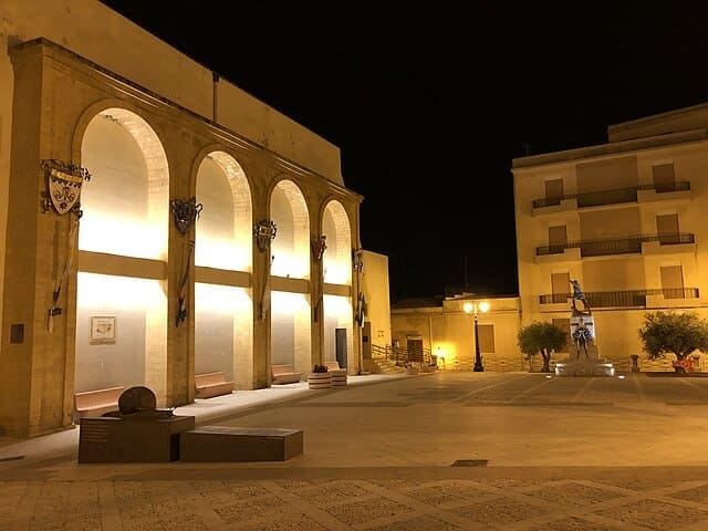 Sambuca di Sicilia Piazza della Vittoria di sera.
