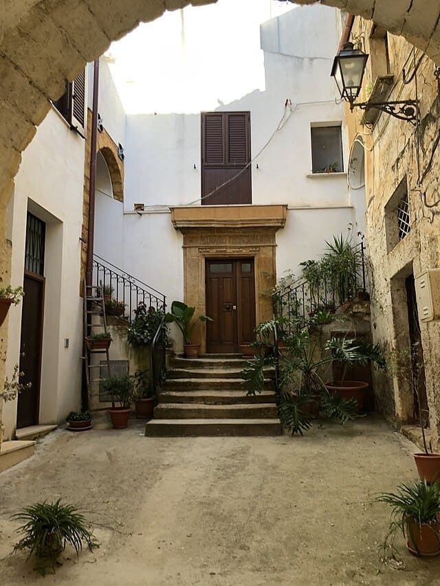 Scorcio di una via del borgo siciliano di Sambuca di Sicilia.