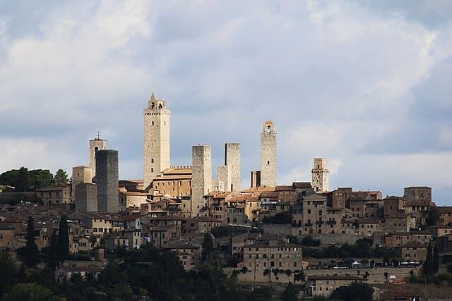 Panorama medievale di San Gimignano con le sue famose torri gemelle in Toscana.