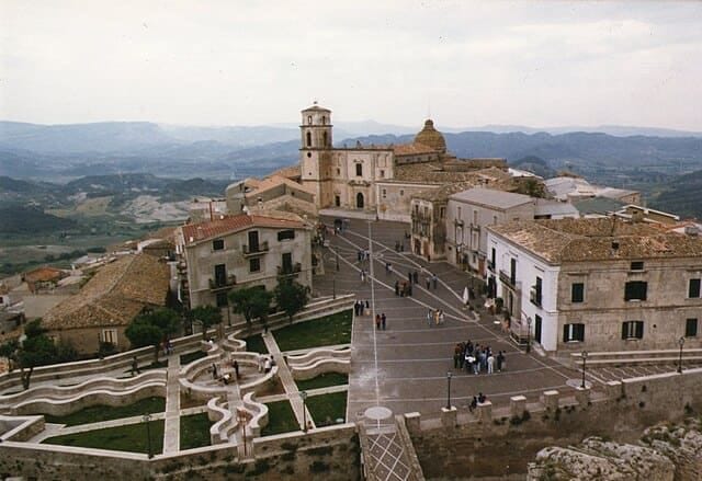 Borgo di Santa Severina su rupe di tufo con il Castello e vista sulla valle del fiume Neto.
