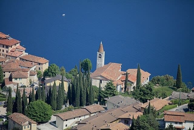 Tremosine: veduta dalla Terrazza del Brivido sospesa a 350 metri sul Lago di Garda e sul Monte Baldo.