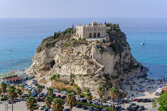 Santuario di Santa Maria dell'Isola a Tropea.