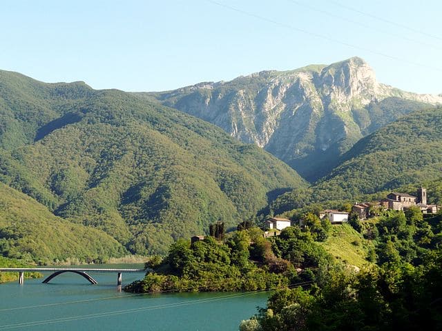 Lago di Vagli: vista del borgo di Vagli Sotto incastonato tra le cime delle Alpi Apuane in Toscana.