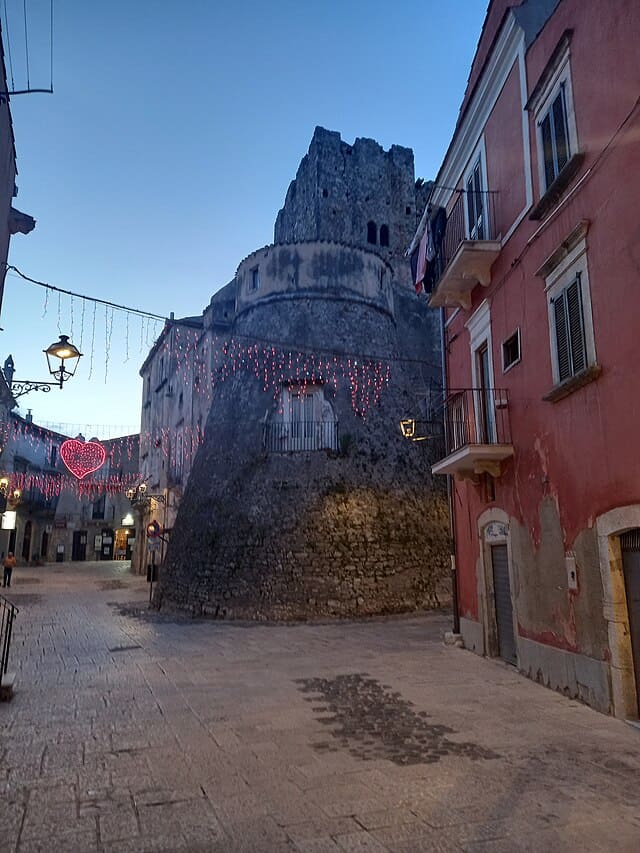Stretto vicolo del bacio nel centro storico di Vico del Gargano, Puglia