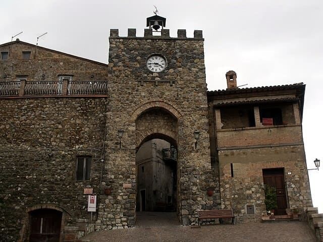 Ingresso della Porta della Luna di Allerona.