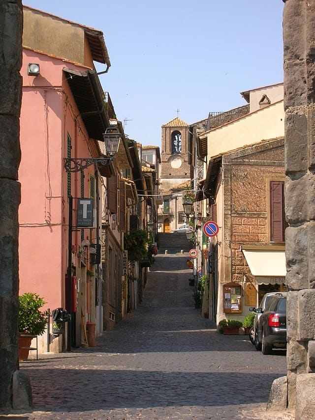 Una particolare via di Anguillara Sabazia.