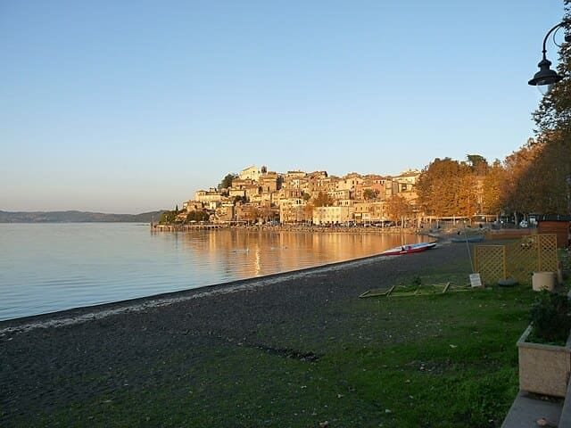 Veduta panoramica del borgo medievale di Anguillara Sabazia riflesso sul Lago di Bracciano