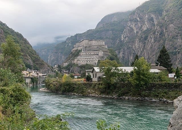 Veduta panoramica del Forte di Bard e del borgo medievale in Valle d'Aosta