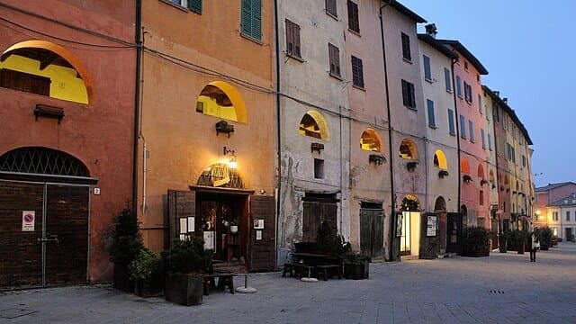 La suggestiva Via degli Asini di sera.