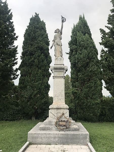 Monumento ai Caduti di Cartigliano, scultura bronzea raffigurante un fante in memoria dei soldati della Grande Guerra.