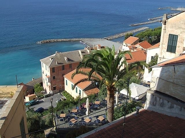 Una spettacolare veduta dall'alto di Cervo in Liguria.