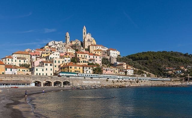 Cervo: veduta del borgo ligure con la Chiesa di San Giovanni Battista a picco sul mare di Imperia.
