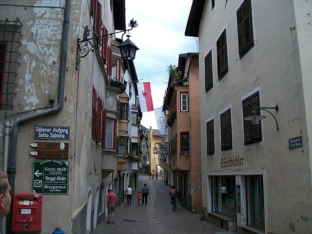 Una caratteristica via di Chiusa.
