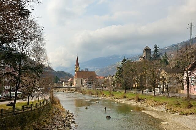 Chiusa in Valle Isarco: veduta del borgo medievale incorniciato dalle maestose Alpi dell'Alto Adige.