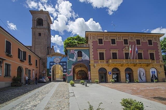 La meravigliosa Piazza Zotti di Dozza.