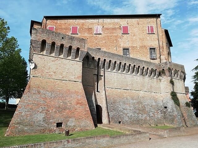 Veduta panoramica del borgo medievale di Dozza con le colline imolesi sullo sfondo