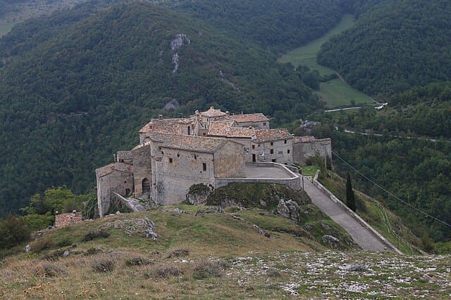 Veduta panoramica del borgo medievale di Elcito arroccato sulla roccia nelle Marche