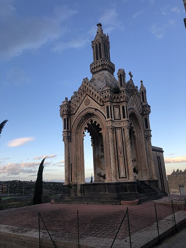 Edificio al Cimitero di Militello in Val di Catania.