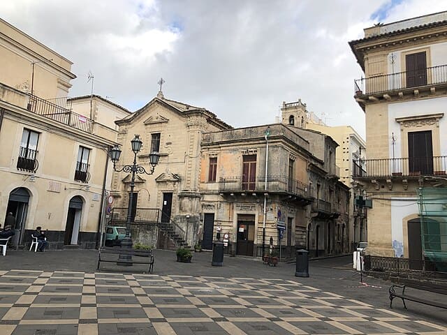 Chiesa Madonna della Catena a Militello in Val di Catania con vista sui palazzi barocchi