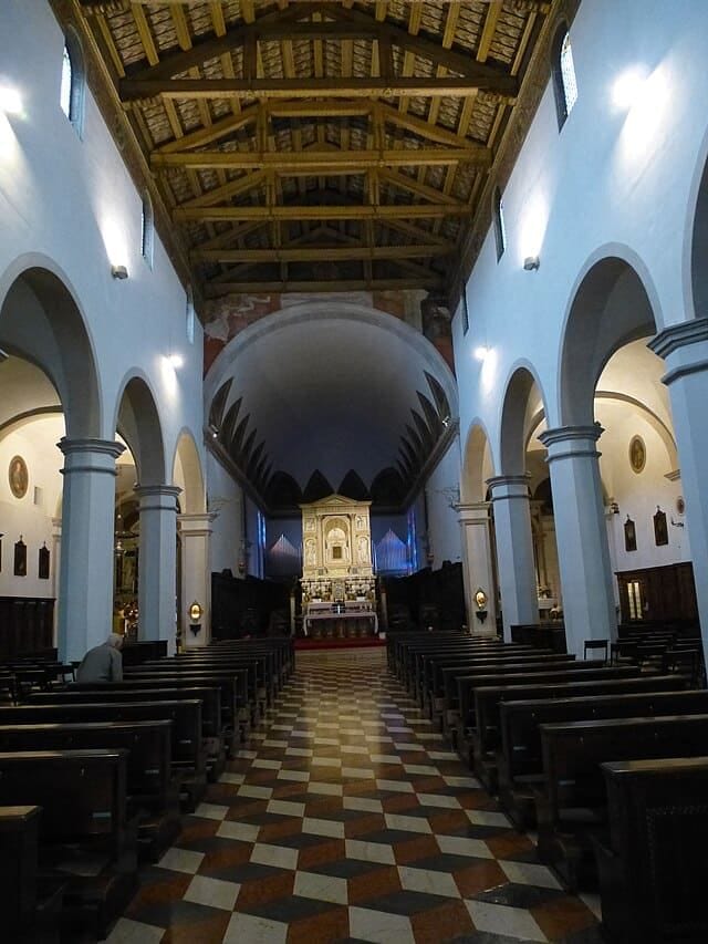 Interno del Santuario della Madonna dei Miracoli.