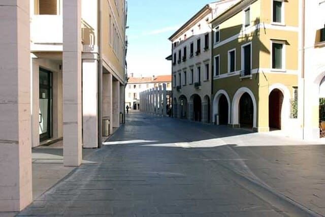 Motta di Livenza: Piazza Luzzatti con la Torre Civica e l'Antico Palazzo della Loggia, cuore storico di questo borgo veneto.